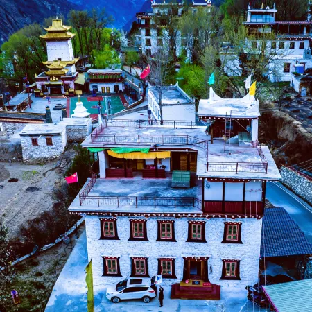 Sangdun Longzhu Homestay (Zhonglu Tibetan Village)