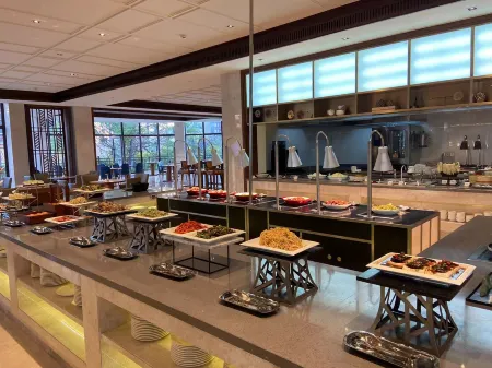 HOLLICK HOTEL Отели рядом с достопримечательностью «Yuanxianghu Ice and Snow Paradise»