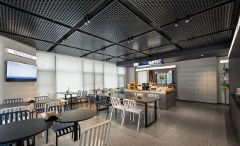 Suzhou Jinji Lake Xinghai Square Metro Station Light Residence Hotel