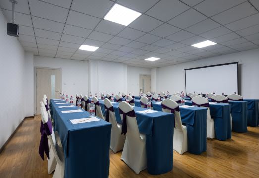 푸양 윤보 만주 호텔 (잉저우 완다 플라자 장거리 버스 정류장)