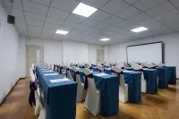 Fuyang Yunbo Manju Hotel (Yingzhou Wanda Plaza Long Distance Bus Station Store)