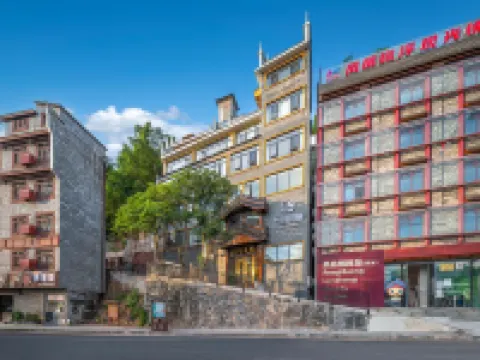 Seven point Homestay (Phoenix Ancient City Maglev Range Rover Station Branch) Hotels in Fenghuang