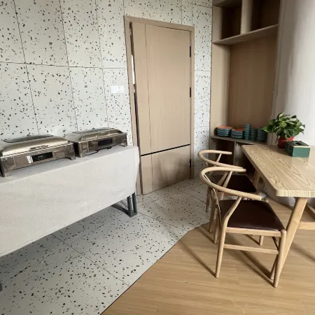 Elong R.YUN Hotel (Zhangye West Railway Station Bell Tower Area)