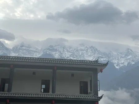 Shangri-La Tiger Leaping Gorge Mountain Haolaiwu Homestay Отели рядом с достопримечательностью «First bay of the Yangtze River»