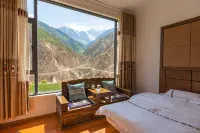 Countryside Homestays in Taoyuan Yinlu Hotels in Deqin