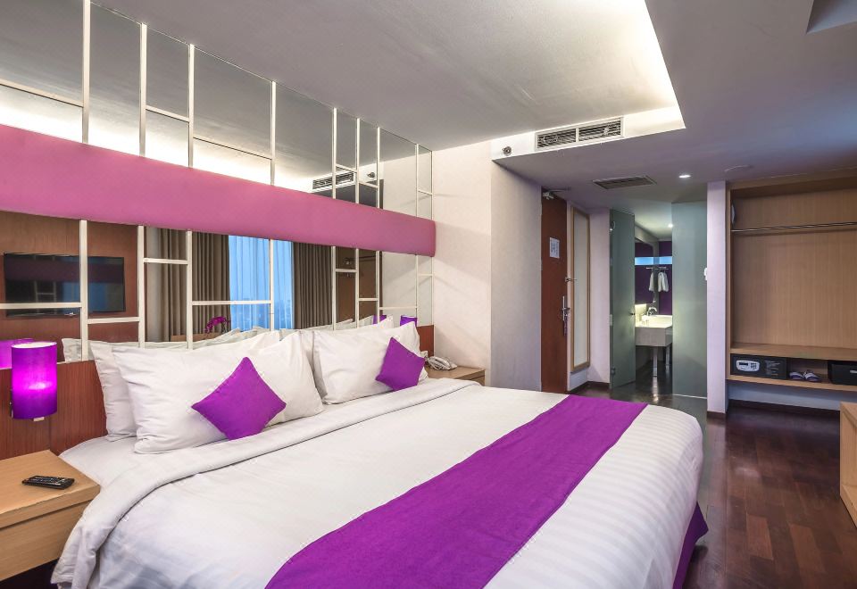 퀘스트 호텔 다르모의 깔끔하게 정돈된 객실 내부