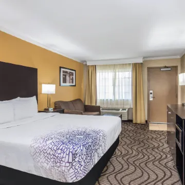 La Quinta Inn & Suites by Wyndham Carlsbad - Legoland Area Отели рядом с достопримечательностью «Флауэр Филдс»