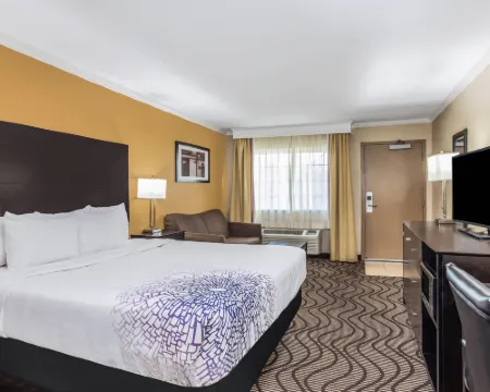 La Quinta Inn & Suites by Wyndham Carlsbad - Legoland Area Hotels in Carlsbad