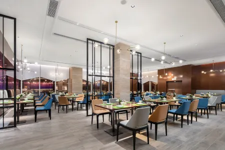 Hampton by Hilton Wuhan Jingkai Отели рядом с достопримечательностью «Jiuzhen Forest Park»