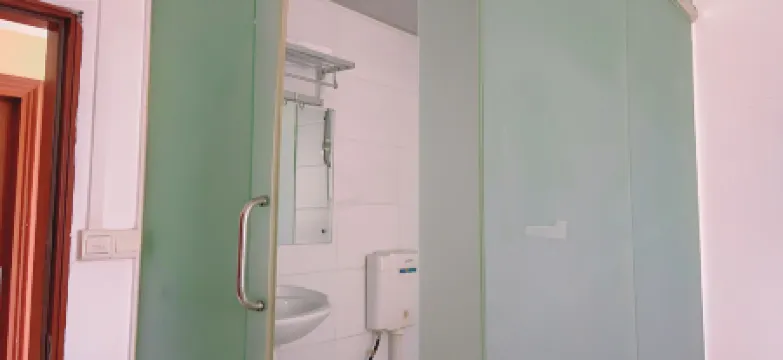 Shenzhen Xinlianhua Apartment (Longhua Bus Station)