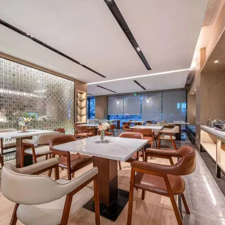 Yongheng Langyue Collection Hotel (Nanning Railway Station Chaoyang Square Subway Station)
