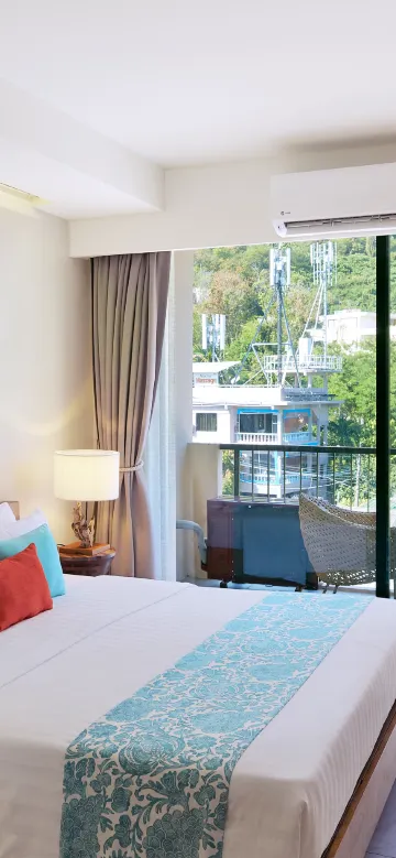 ห้องดีลักซ์พร้อมระเบียงวิวทะเลบางส่วน