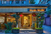 Emeishan below the hills College 크리스탈 스퀘어 주변 호텔
