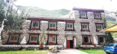 Danba Anbashan Courtyard Отели рядом с достопримечательностью «Партийный лагерь»