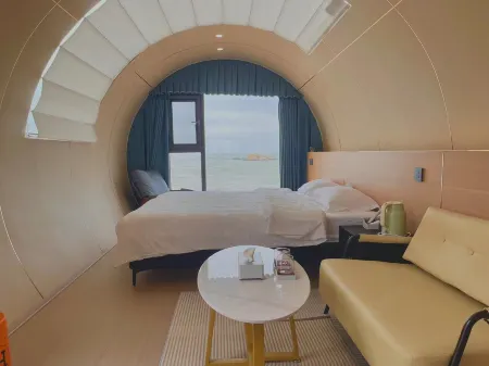 Caotangwan Space Capsule Camp Отели рядом с достопримечательностью «Langqin Bay»