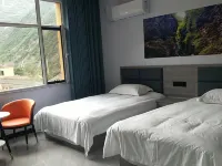 qing pu xiao yuan min su Hotels near Eman Valley Glass Bridge