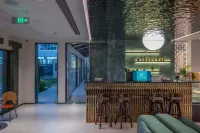 The Green Hidden Wanjia Hui Resort Hotel (Shaoxing Lu Xun's Hometown Cangqiao Zhijie Store)