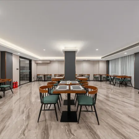 Moshang Light Luxury City View Tea Hotel (Xinyang Railway Station)