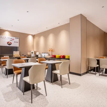 Tongyue Four Seasons Hotel (Lintong Huaqing Pool Subway Station)