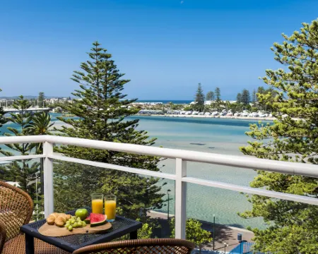 Oaks the Entrance Waterfront Suites Hotels in Wyong