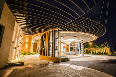 Rachabhura Hotel Отели рядом с достопримечательностью «Wat Chong Lom»