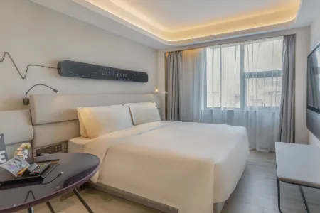 Nanjing Drum Tower Xuanwu Lake light Residence Hotel