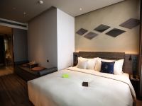 朗丽兹酒店(北京亦庄桥地铁站店) - 高级大床房