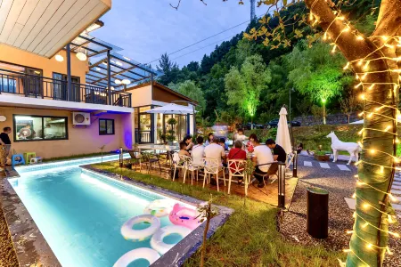 Huahai Yunsu (Chongdugou Central Performance Square) Отели рядом с достопримечательностью «Bamboo Sea Wild Animal Park»