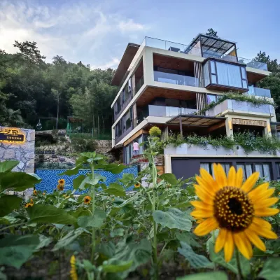 Home stay for artists โรงแรมใกล้น้ําตกหินเหลียง