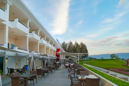Niagara Hotel Lake Toba & Resorts Отели рядом с достопримечательностью «Pantai Bebas Parapat Danau Toba»