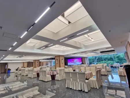 West Well Hotel Отели рядом с достопримечательностью «Bifeng Gorge»