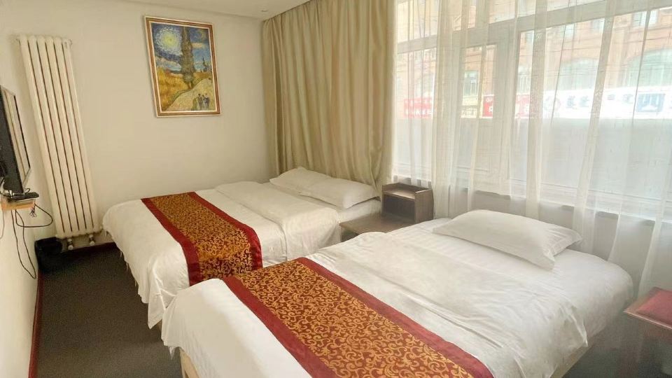Huating Holiday Motel