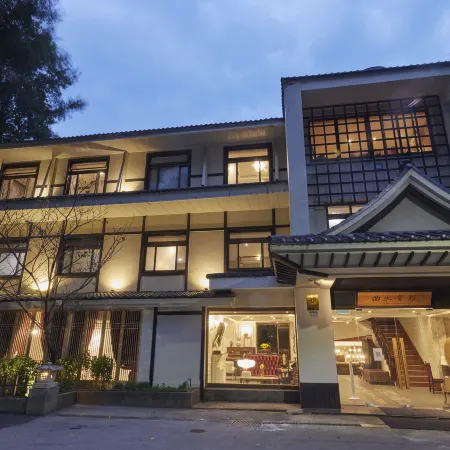 Kyokusui Hotspring Hotel Отели рядом с достопримечательностью «Бэйтоу»