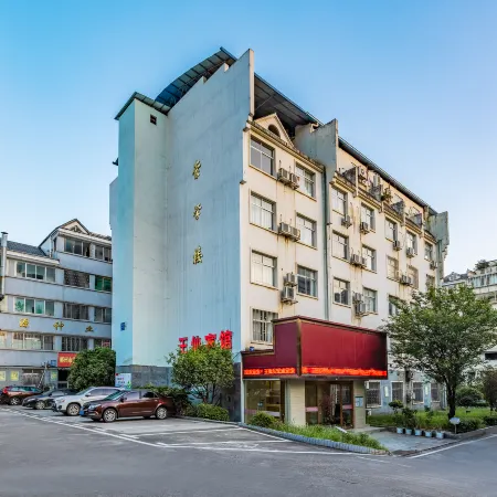Wangxian Hotel (No. 2 Middle School South Campus Wangxianling Square)