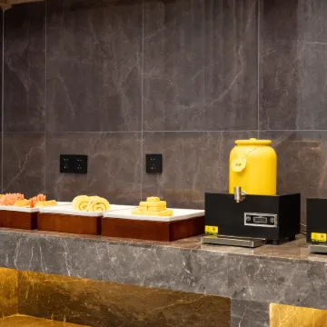 Lan Chen International Hotel (Lanxi Baolong City Plaza Branch)