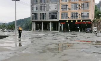 Banshan Hotel along the river