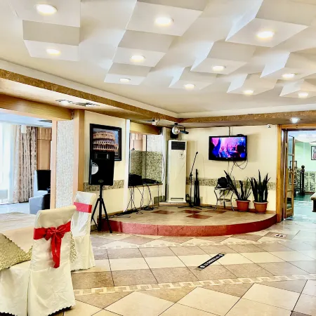 Kharaa Hotel & Restaurant