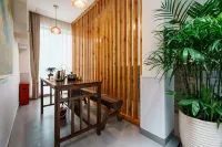 Yuanshe Muyun Ge Homestay (Phoenix Ancient City Nanhua Li Tourist Center Branch)
