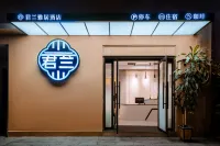 Junlan Elegant Residence Hotel (Erhai Park Branch near Dali High-speed Railway Station)