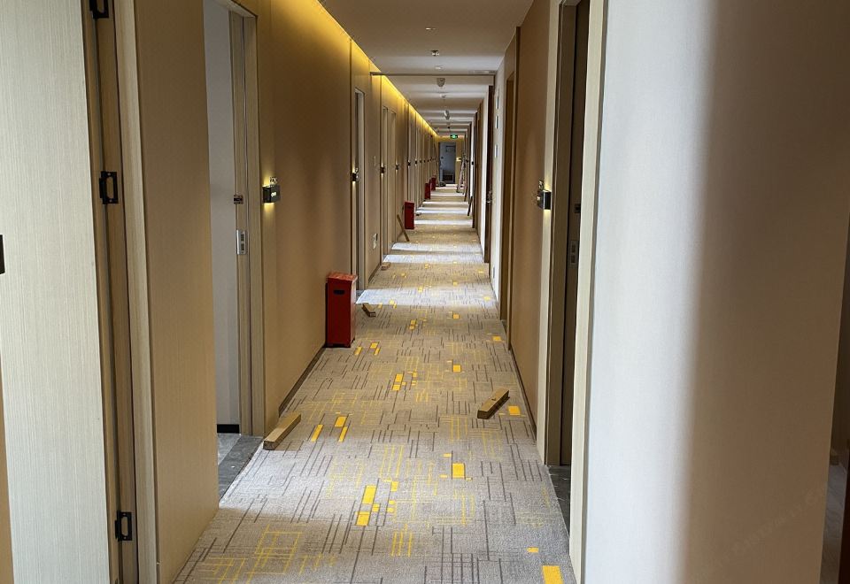 환청 호텔의 세련된 객실 이미지