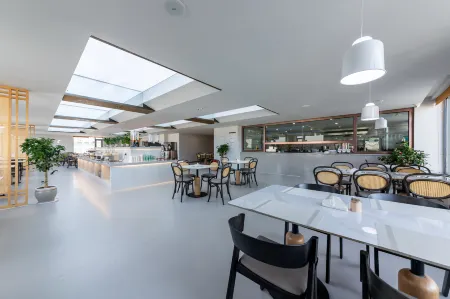 XiKe  Richview  Hotel Отели в г. Шигадзе