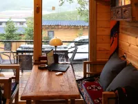 Mountain Dwelling Mystical Realm · Mountain Lodge - Aamiainen