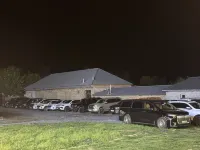 Yunqi Gallery Homestay (Bee Town Branch) - parking