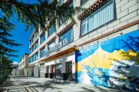 Urba Hotel (Shambhala Ethnic Unity Theme Park Branch) - parking