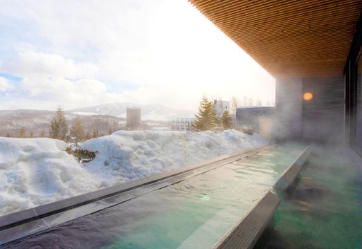 루스쓰 리조트 호텔의 넓은 수영장과 휴식 공간