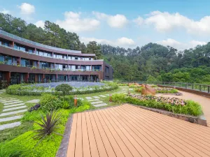 Howard Johnson Lake Serenity Hot Springs Hotel Neijiang