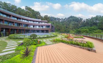 Howard Johnson Lake Serenity Hot Springs Hotel Neijiang