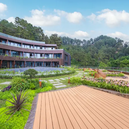 Howard Johnson Lake Serenity Hot Springs Hotel Neijiang