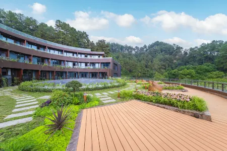 Howard Johnson Lake Serenity Hot Springs Hotel Neijiang Отели в г. Вэйюань