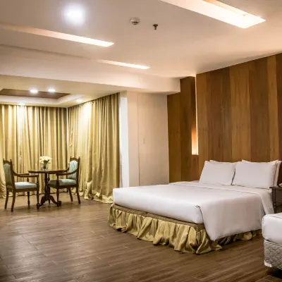 โรงแรมลา ฟิเอสตา โรงแรมใกล้โบสถ์โมโล